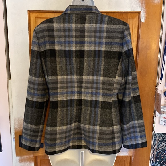 3/$20 - Tahari Blazer - Size 8P - Picture 7 of 12